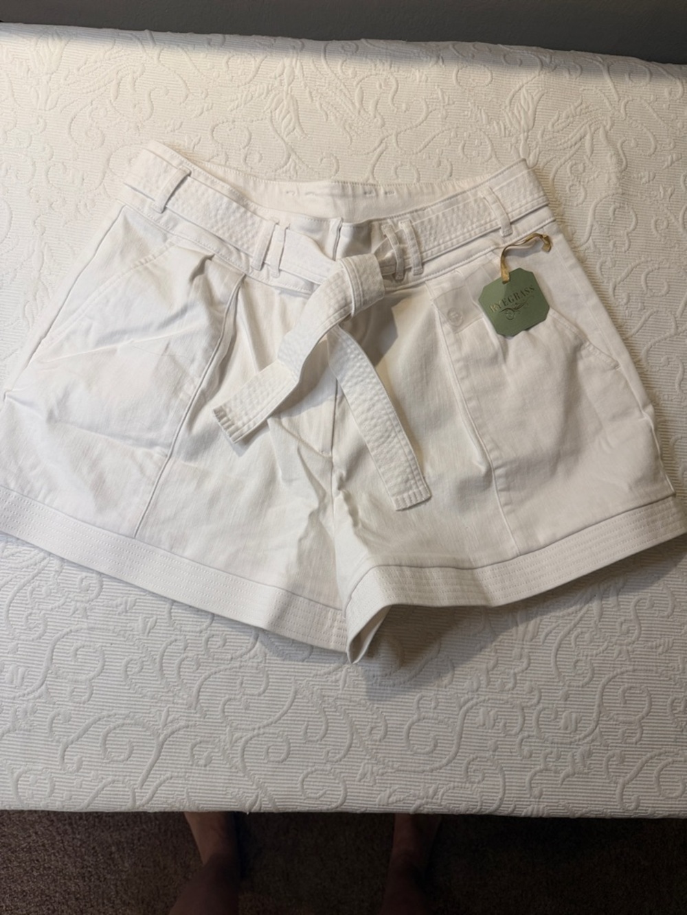 Ryegrass White Tie-Waist Pleated Women's Shorts. NWT
